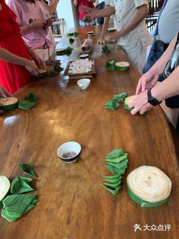 完成后到河边祈福。放灯。接着又教大家做当地特色美食
