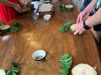 完成后到河边祈福。放灯。接着又教大家做当地特色美食