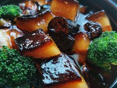 黑蒜普洱茶坛子肉-丽江金茂凯悦臻选酒店-滇香馆