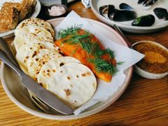 烟熏三文鱼配烤饺子皮和芥末籽酱-BOR Eatery(安福路店)