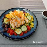 街边平价沙拉，18元鸡胸肉少了点，味道还ok把[吐]