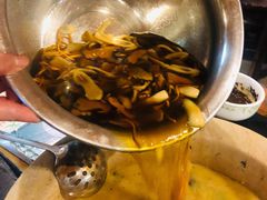 野生菌入锅-抚仙湖生态石锅鱼野生菌(告庄店)
