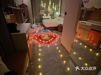 是的，我被求婚了，在我们的两周年纪念日，属于我们两个
