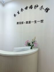 -觅白婚纱礼服馆