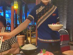 -老牌坊云南鱼豆花火锅(哈西万达店)