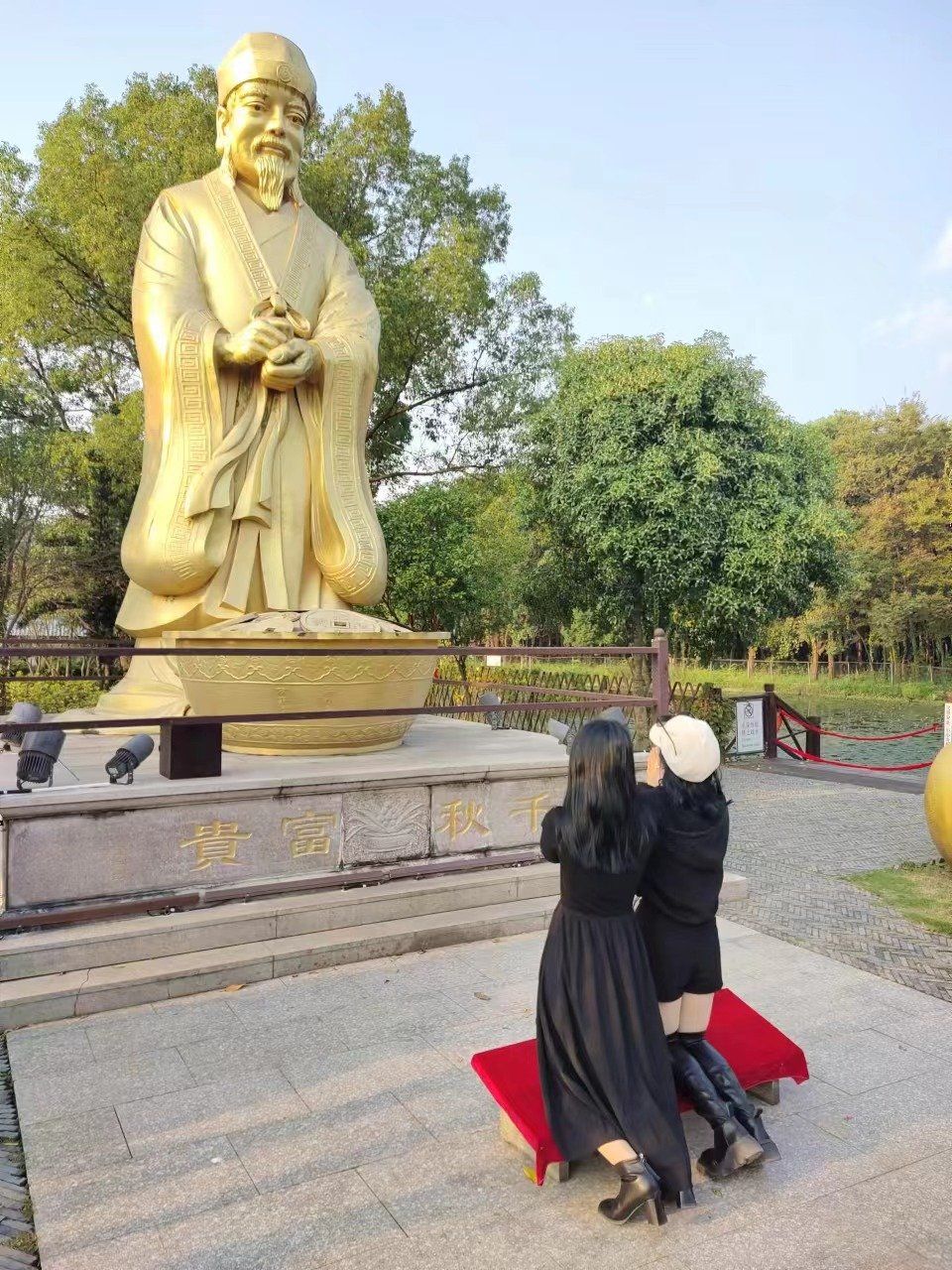 财神庙前长跪不起