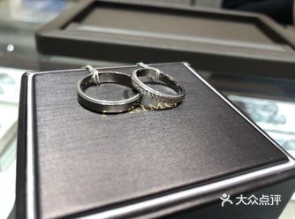 没想到重庆也开店啦 以前在上海逛过 但是没买