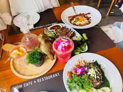 -Chom Cafe and Restaurant