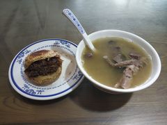 烧饼夹烧牛羊肉-老爆肚满五香烧牛羊肉