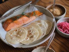 烟熏三文鱼配烤饺子皮和芥末籽酱-BOR Eatery(安福路店)