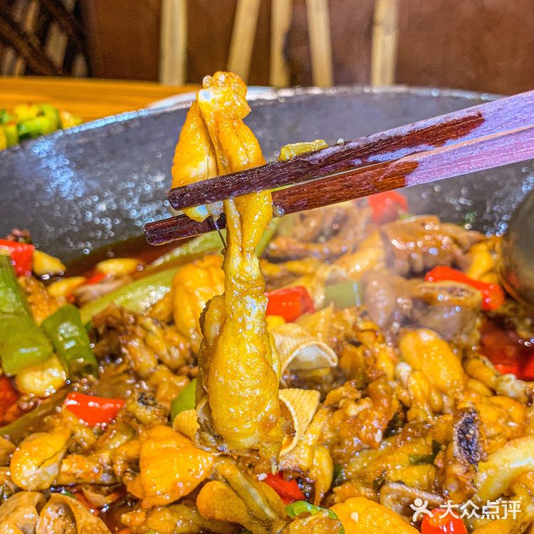 东莞火锅｜西平的地摊肥肠牛蛙锅敲配饭哎🔥