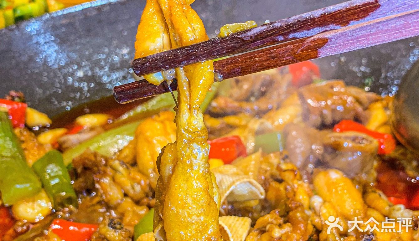 东莞火锅｜西平的地摊肥肠牛蛙锅敲配饭哎🔥