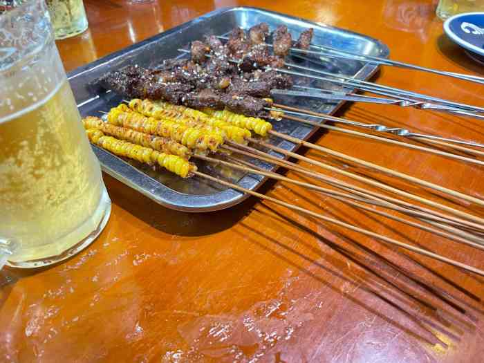 应该算得上涪陵比较火的烧烤店了我们九点钟去的人还算多找了一个大