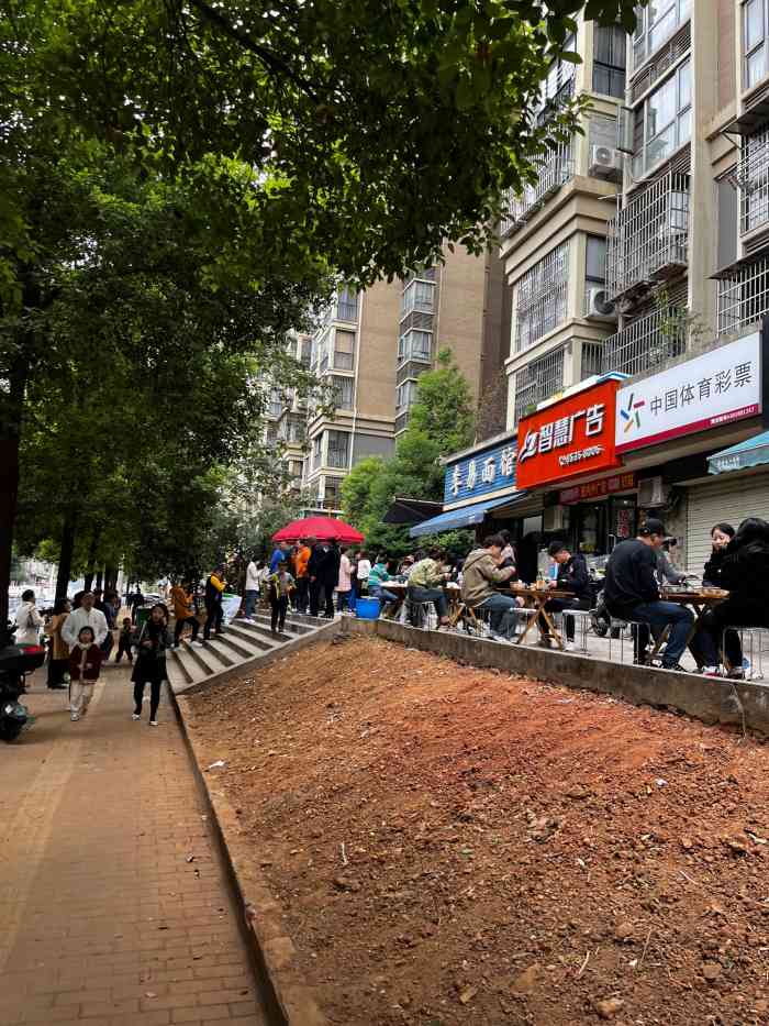 李易面馆(树木岭店)-"[薄荷]环境: 感觉是住宅区里面,周末中.