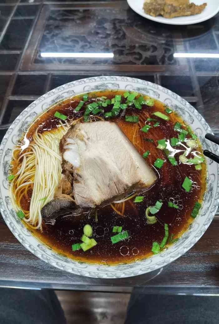 打分    /人 焖肉面肉很大闷得很软糯入口即化,面也很劲道,又爱上了