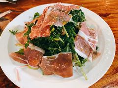 芝麻菜沙拉配风干火腿-羽深肉铺 Steak & Wine