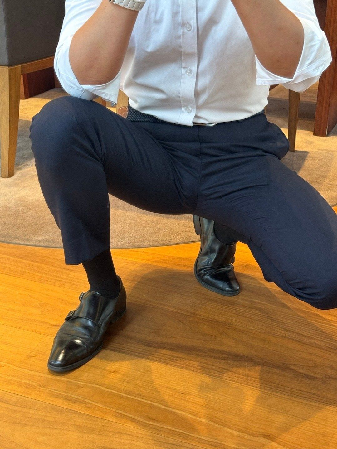 皮鞋黑袜英俊男人