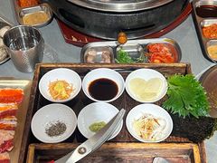 -围炉肉舍•炭烤活鳗•丹东海鲜烤肉(步行街店)