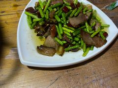 蒜苔炒腊肉-久醉苗乡(河景餐厅)
