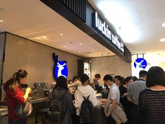 等位区-瑞幸咖啡(国贸商场店)