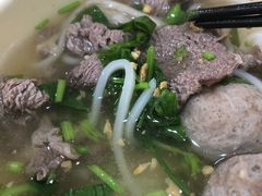 牛肉拼牛筋丸粿条汤-飞厦老二手槌牛肉丸店