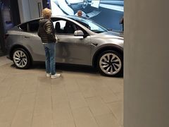 -TESLA 特斯拉(上海太古汇体验店)