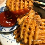 生意火爆排队人很多 服务员收餐速度还挺快