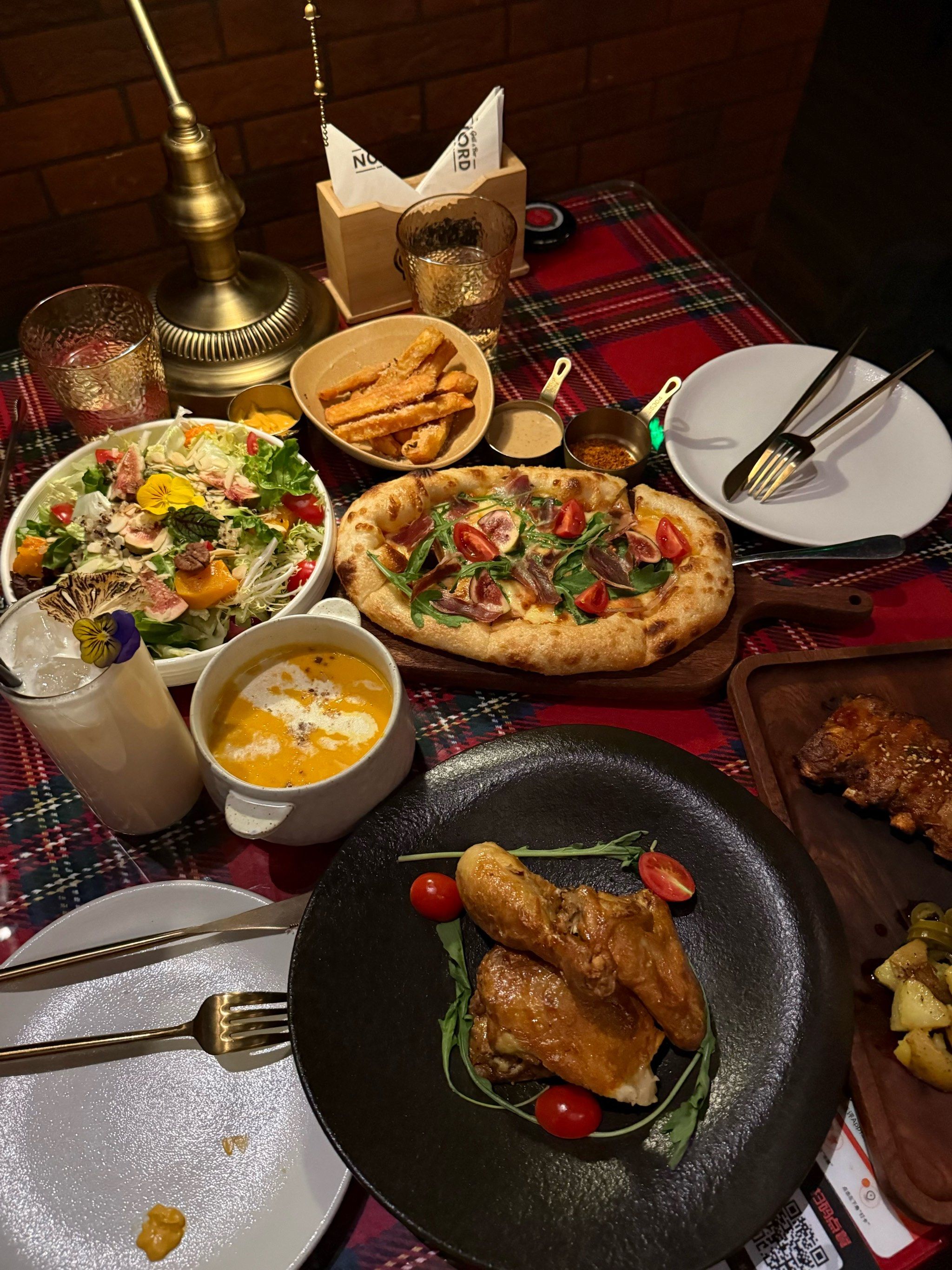 夜晚的烛光与美味佳肴