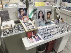 -目上眼镜·蔡司依视路授权(青浦宝龙店)