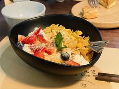 希腊酸奶水果燕麦碗-来龙里 精致 东南亚餐室(万象城店)