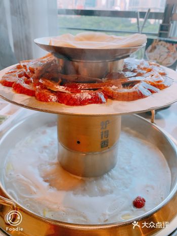 姐妹们相聚烤鸭火锅店，烤鸭卷饼味道很赞，还有烤茄子