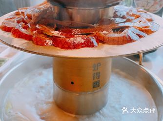 姐妹们相聚烤鸭火锅店，烤鸭卷饼味道很赞，还有烤茄子