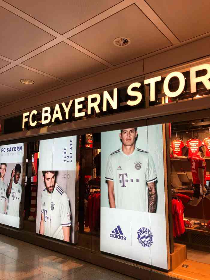 fc bayern fanshop-"慕尼黑机场t2的一家专卖店,东西算不多,.
