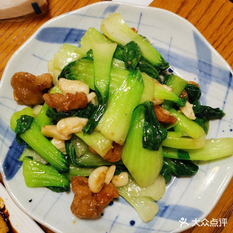 人很多，周六雨夜，基本满员