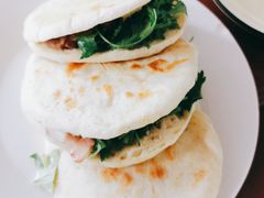 肉夹馍-北京龙庆四季香农家饭庄·灶台鱼·碳烤虹鳟鱼(龙庆峡店)