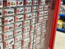 -逝水玩具折扣店