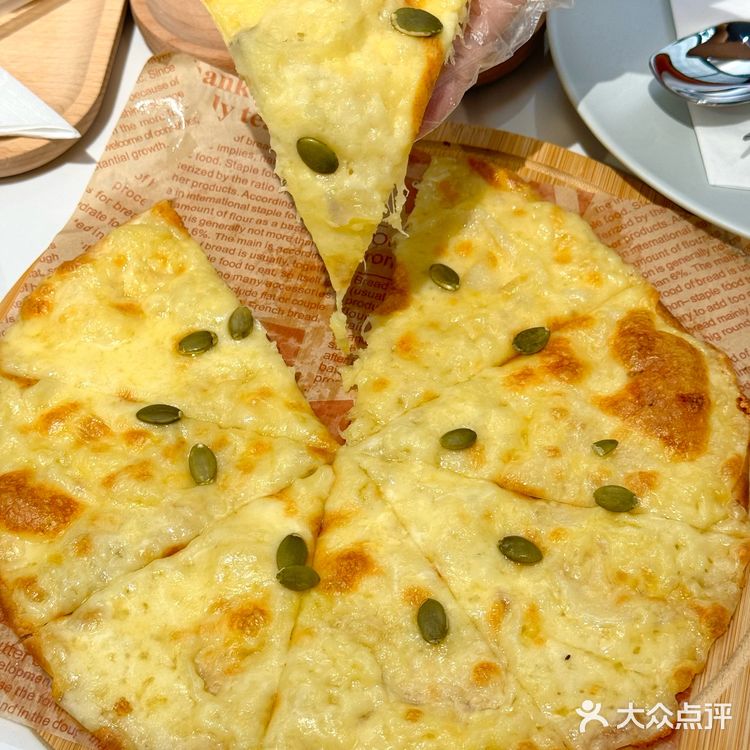 高温烤制，真正做到外焦里嫩，锁住肉里鲜嫩肉汁