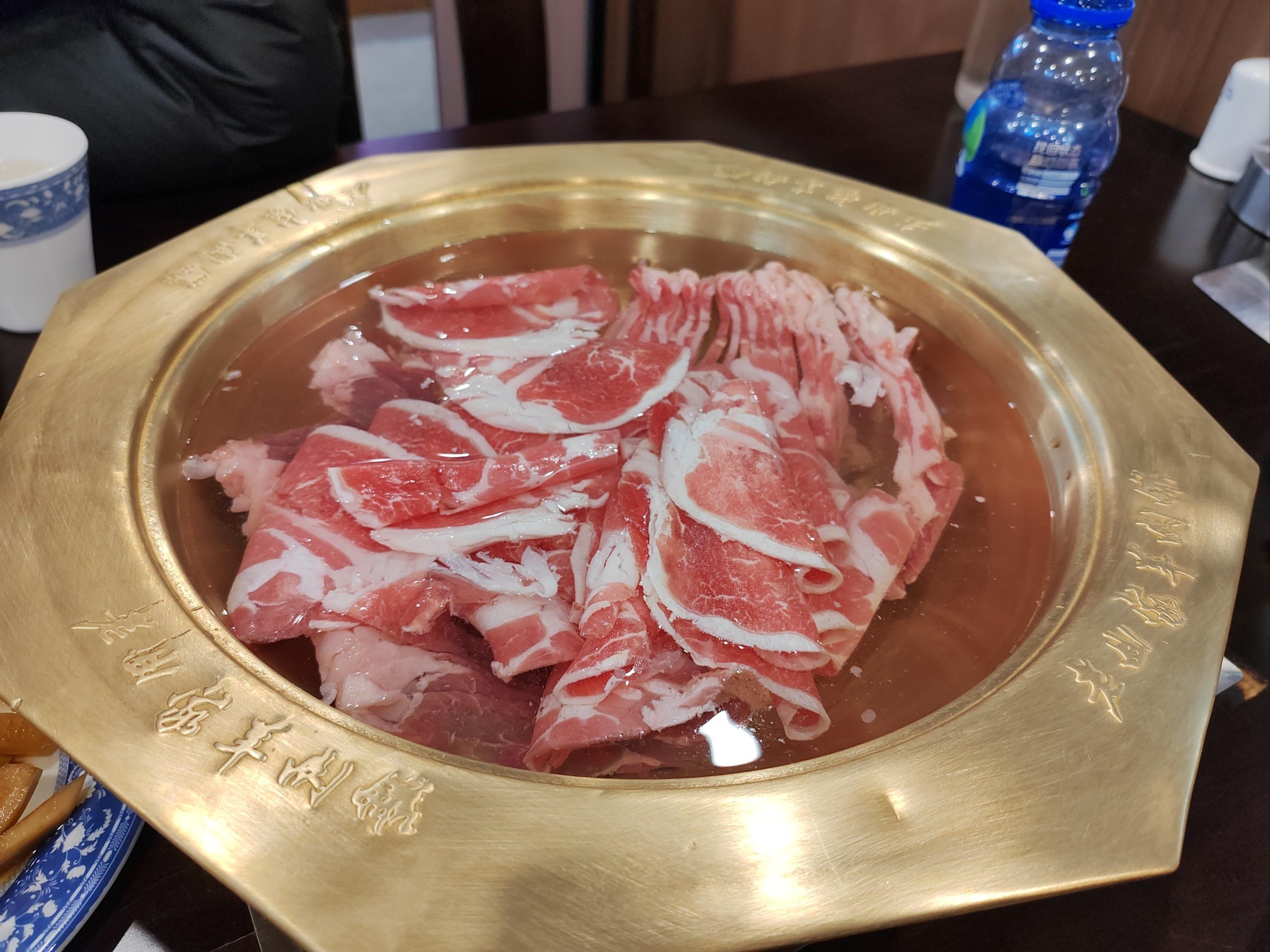 半边云肥瘦适中,纽约克是羊元宝肉,瘦而不柴,好吃素菜一份量很足,小揪