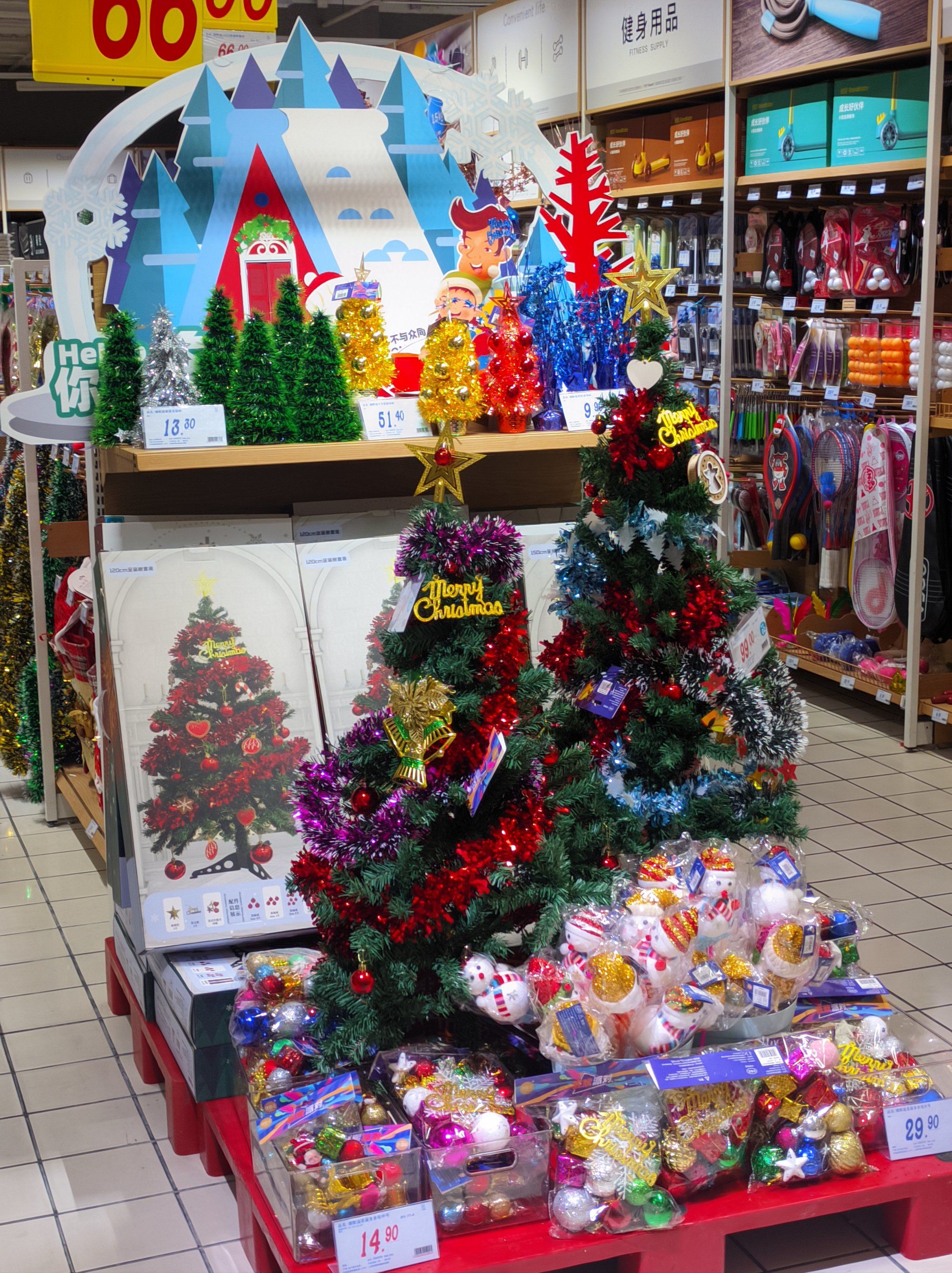 好久没有逛超市了,刚好圣诞节刚过,
超市里的圣诞装备还没有撤下来