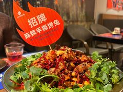 -何师烧烤·小龙虾·江湖川菜·精酿啤酒(成温店)