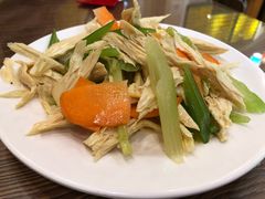 腐竹拌芹菜-清真吴记门钉肉饼·喜多利