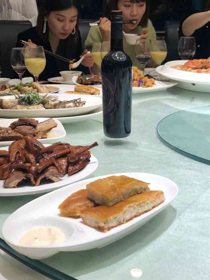 招待客户比较合适的酒店,饭菜都很好,环境也不错的.