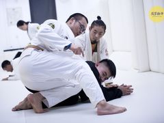 -菠萝格斗巴西柔术训练馆