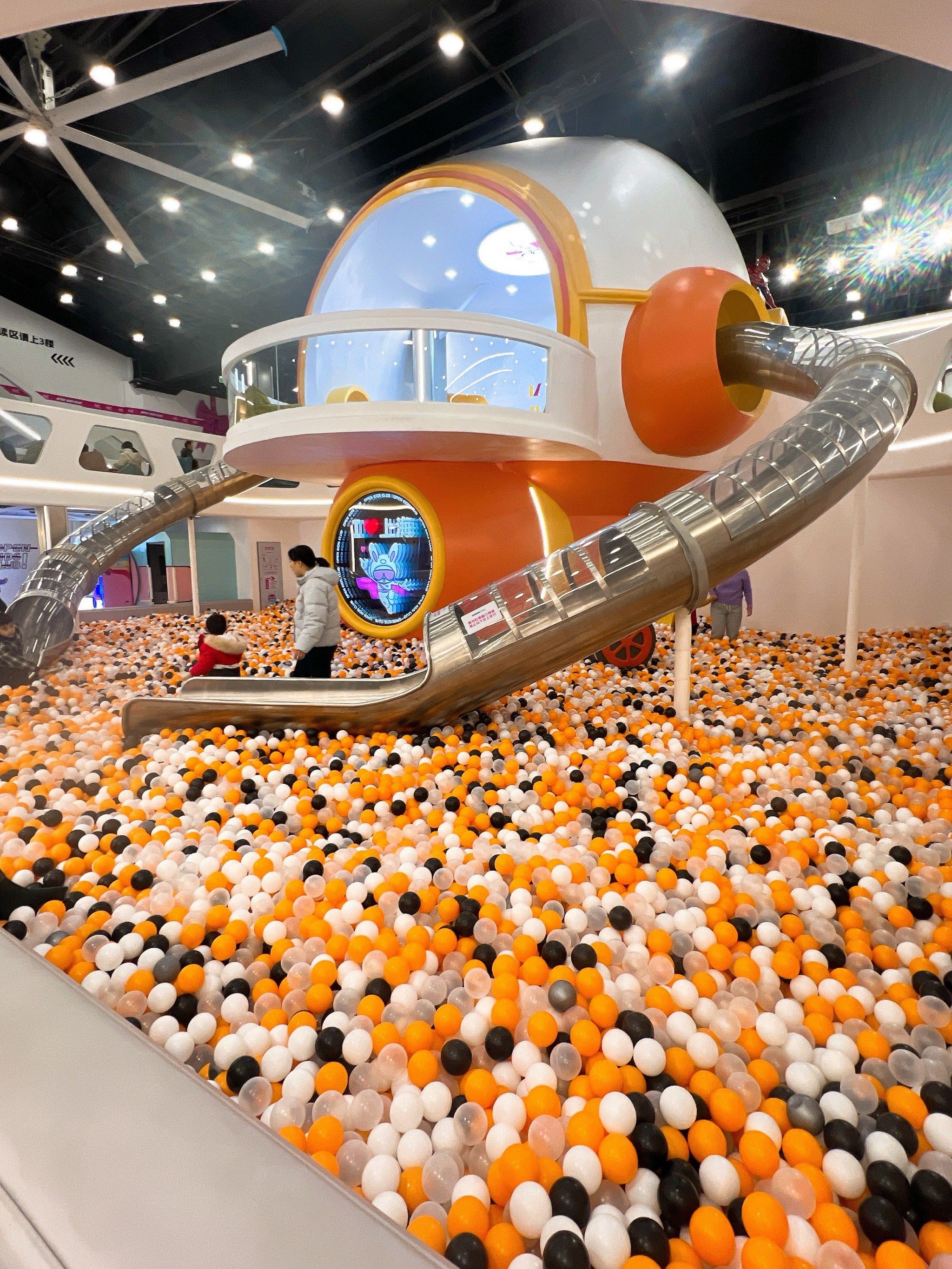 0元玩转这座城家附近的一家儿童室内游乐园,场地很大,有三层楼,一楼