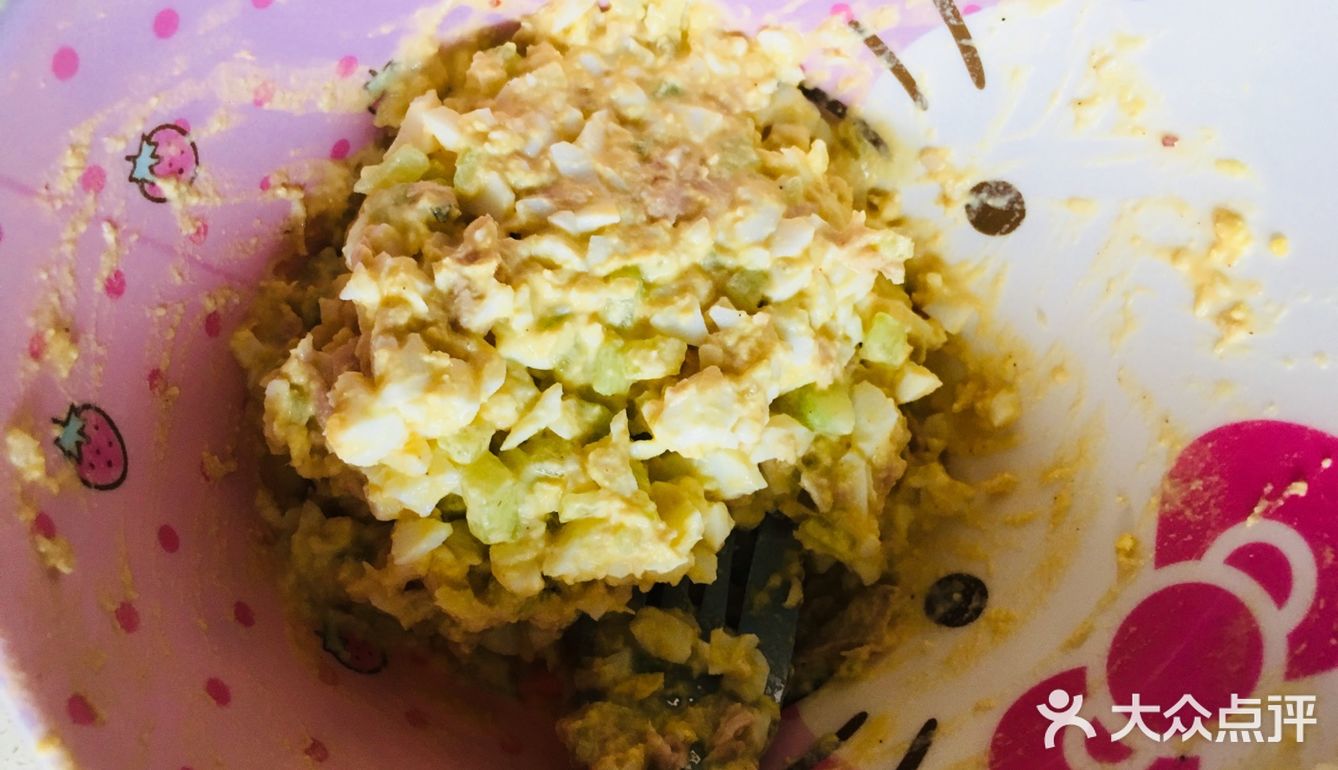 金枪鱼三明治酱制作完成！抹在面包片上放上番茄