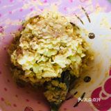 金枪鱼三明治酱制作完成！抹在面包片上放上番茄
