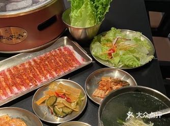 长沙爆火西塔烤肉 下雨天也无法浇灭想吃烤肉的冲动！