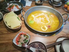 -野山舂·贵州现舂酸汤火锅(鸿通城店)