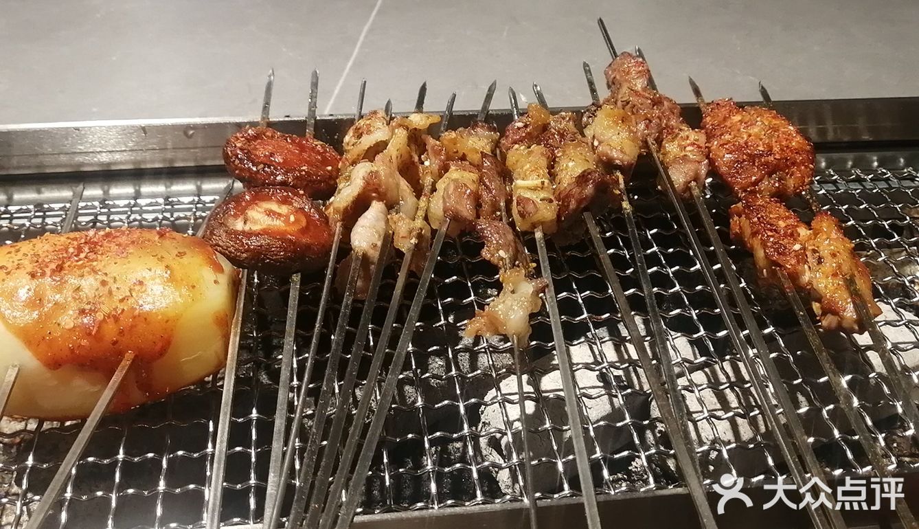 烤羊腿 这家店非常的好找,远远就能看见他家的招牌