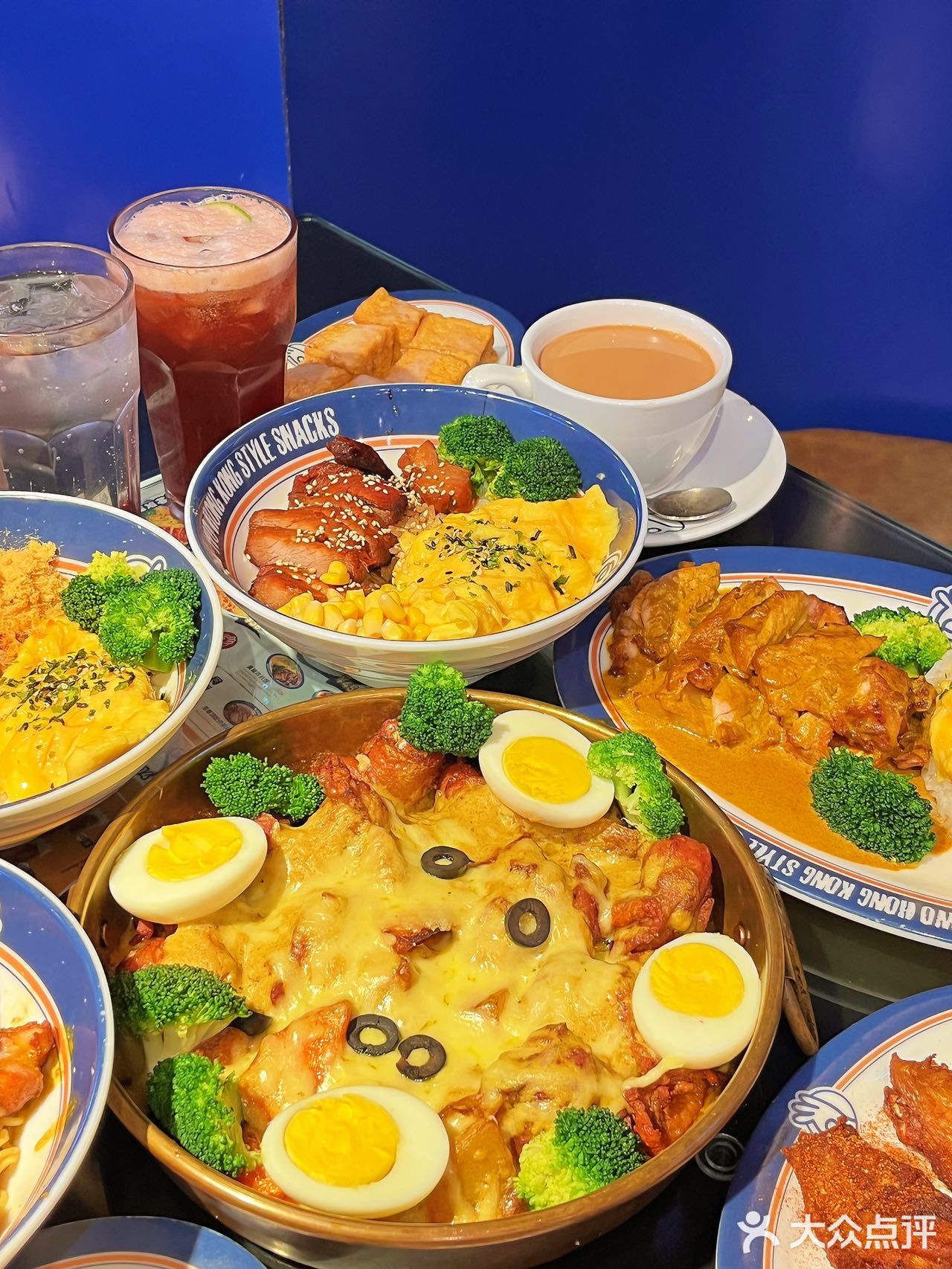 分量挺大的，上面铺了一层可以拉丝的芝士